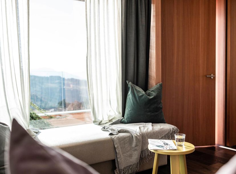 Der Wohnraum mit Bergblick in einer der Ferienwohnungen