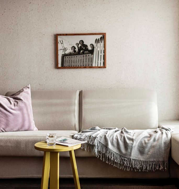 Eine Couch in der Ferienwohnung Cortina 1932 oder Marmolata 1928