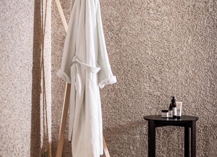 Ein Bademantel und Produkte für den Wellnessbereich