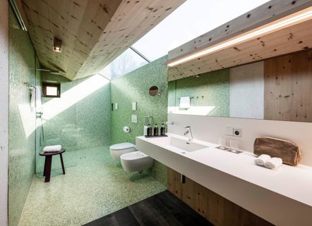 Das moderne und barrierefreie Badezimmer der Ferienwohnung Santner 1929 mit Waschtisch, Dusche, WC und Bidet