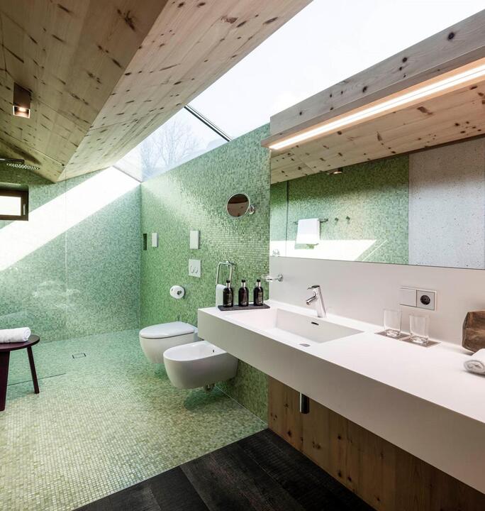 Il bagno moderno e accessibile dell'appartamento Santner 1929 con lavabo, doccia, WC e bidet