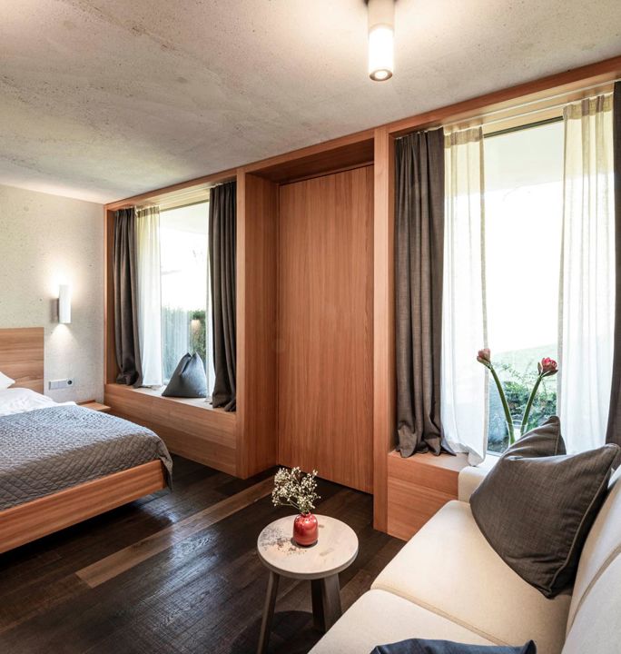 Der Schlafbereich der Suite Garmisch 1936 mit Doppelbett und Couch