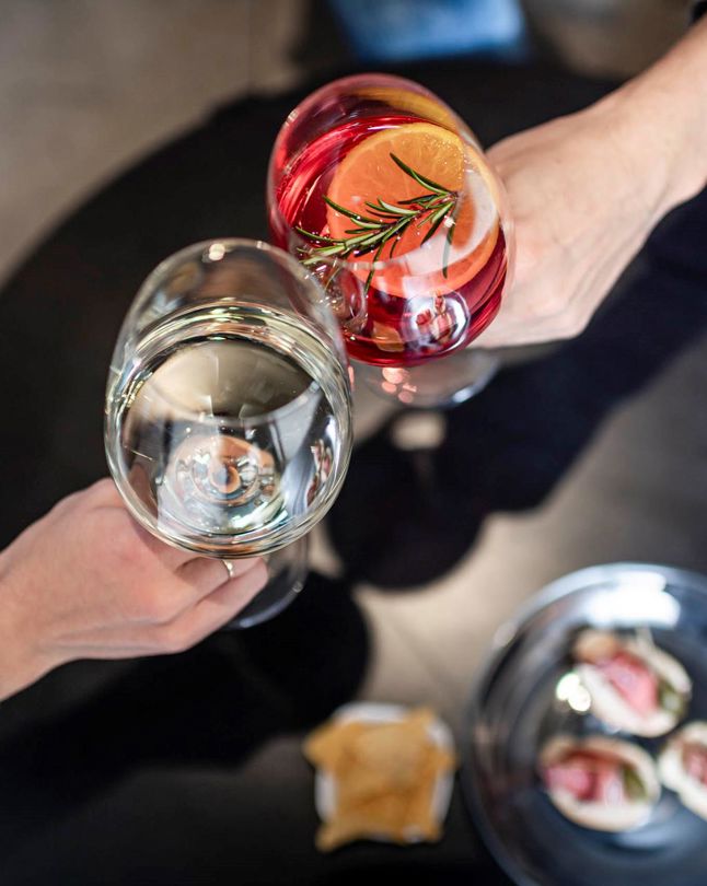 Zwei Personen prosten sich beim Aperitiv zu