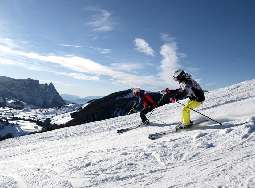 Zwei Skifahrer bei der Abfahrt