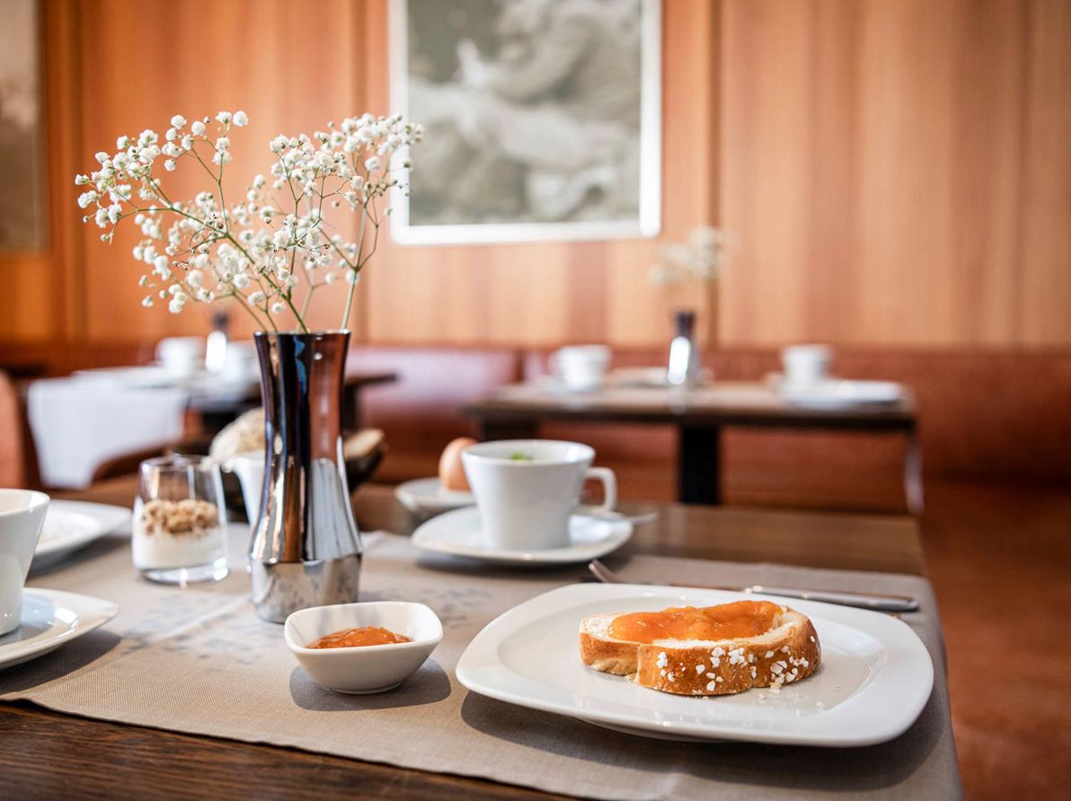 Colazione nella nostra sala da pranzo: pane dolce con marmelata, cereali e caffè