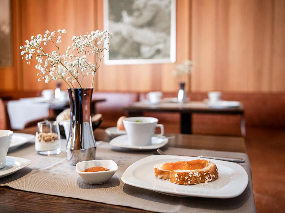 Frühstück im Speisesaal: frischer Hefezopf mit Marmelade, Kaffee und Müsli
