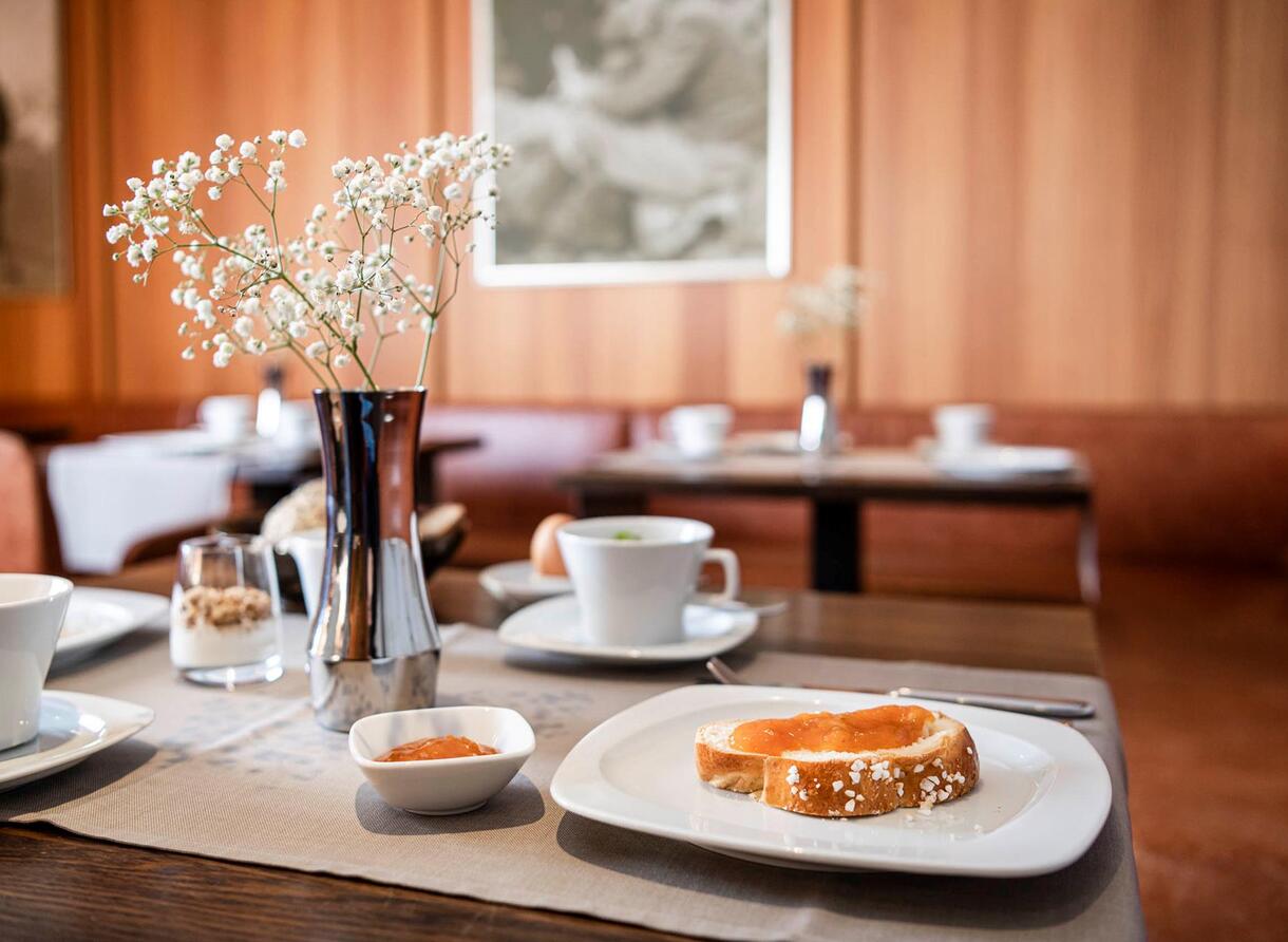 Frühstück im Speisesaal: frischer Hefezopf mit Marmelade, Kaffee und Müsli
