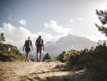 Two people are hiking on the Seiser Alm