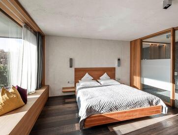 A bedroom with a double bed in the apartments Cortina 1932 or Marmolata 1928