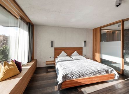 Ein Schlafzimmer mit Doppelbett in der Ferienwohnung Cortina 1932 oder Marmolata 1928