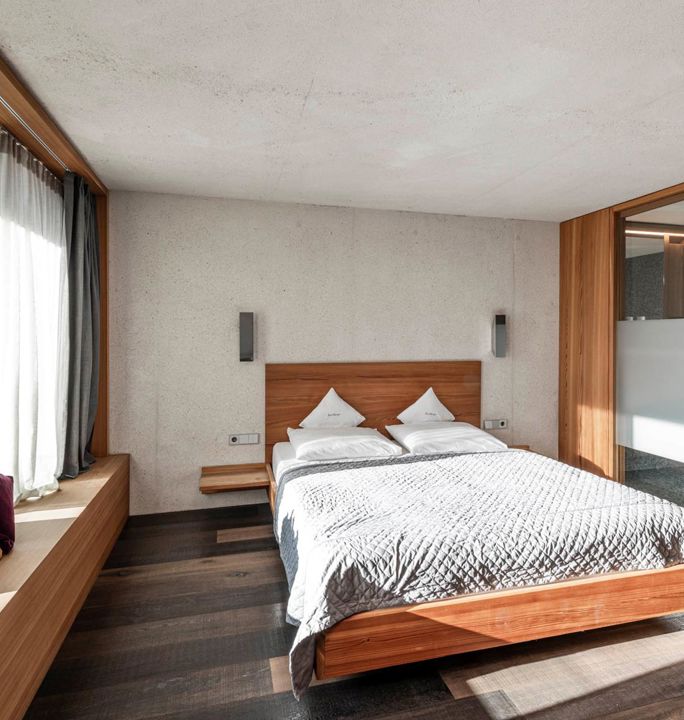 Ein Schlafzimmer mit Doppelbett in der Ferienwohnung Cortina 1932 oder Marmolata 1928