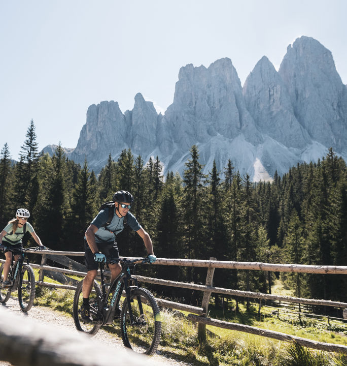 Due persone che fanno un giro in bici