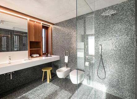 Il bagno moderno e accessibile degli appartamenti Cortina 1932 e Marmolata 1928 con lavabo, doccia, WC e bidet