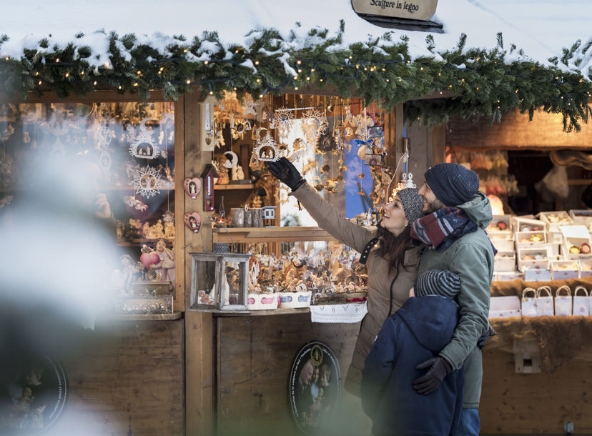 Ein Paar besucht einen Weihnachtsmarkt