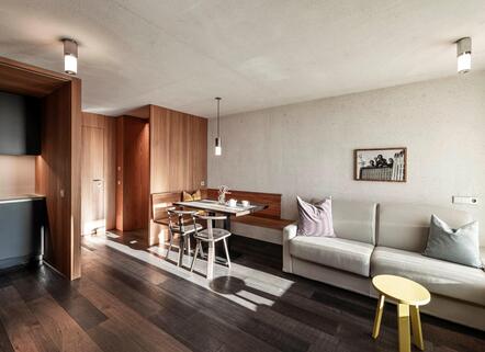 L'area soggiorno degli appartmenti Cortina 1932 e Marmolata 1928 con cucina