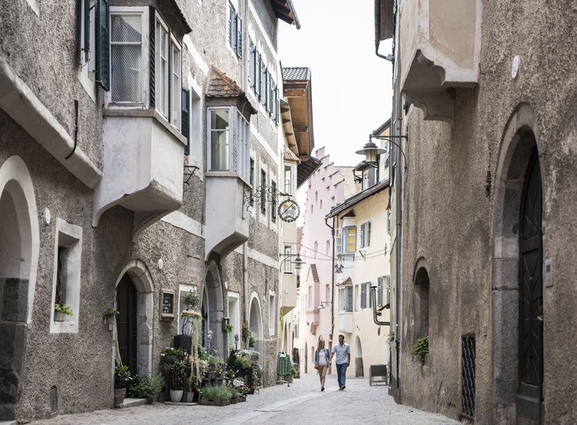 Una coppia fa una passeggiata a Chiusa