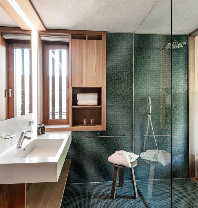 Das Badezimmer der Suite Garmisch 1936 mit Waschtisch und Dusche
