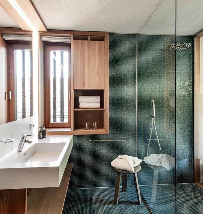 The bathroom of the Suite Garmisch 1936 with washbasin and shower