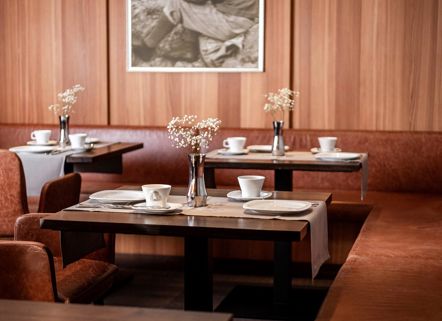 Tische für das Frühstück im Speisesaal